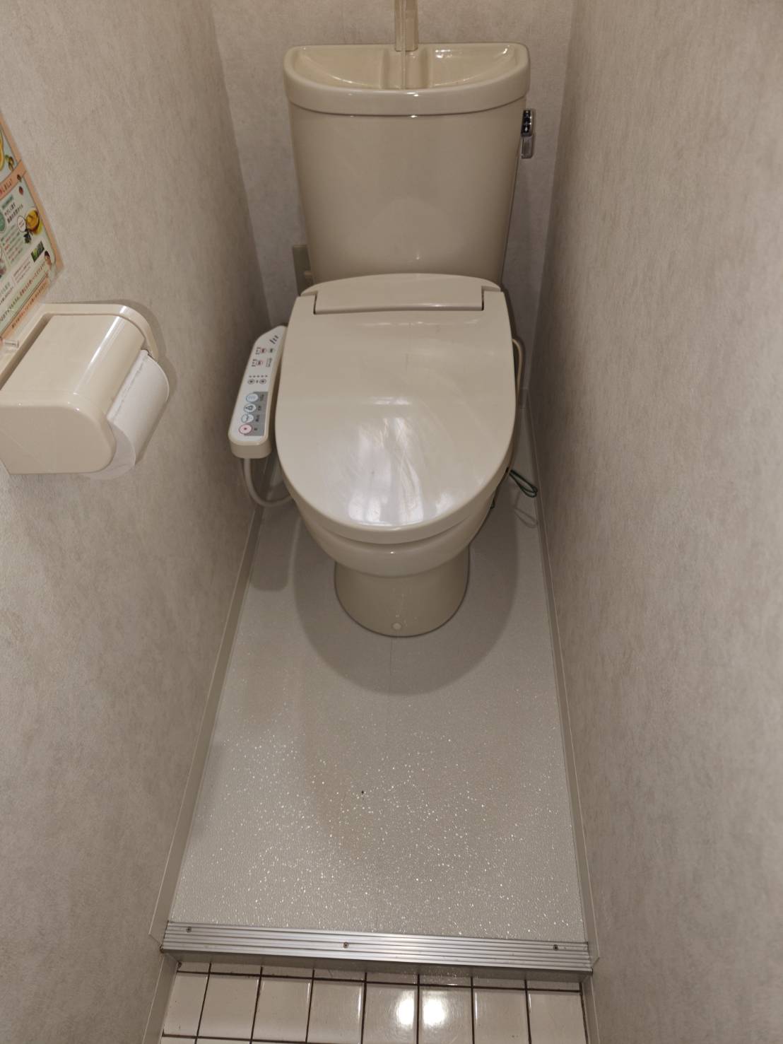 店舗のトイレ床工事 画像