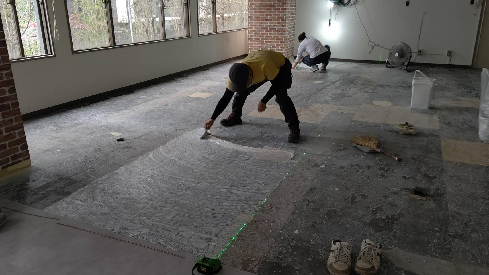 床貼り作業（施工前）